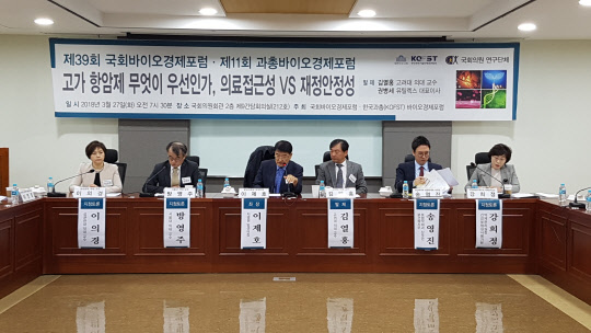 27일 박인숙 자유한국당 의원실이 서울 영등포구 국회의원회관에서 '고가항암제 무엇이 우선인가'를 주제로 개최한 과총 바이오경제포럼에서 참가자들이 토론을 진행하고 있다. 왼쪽부터 이의경 성균관대 약대 교수, 방영주 서울대 의대 교수, 이제호 차병원 암센터장, 김열홍 고려대 의대 교수, 송영진 보건복지부 보험약제과 사무관, 강희정 건강보험심사평가원 약제관리실장.